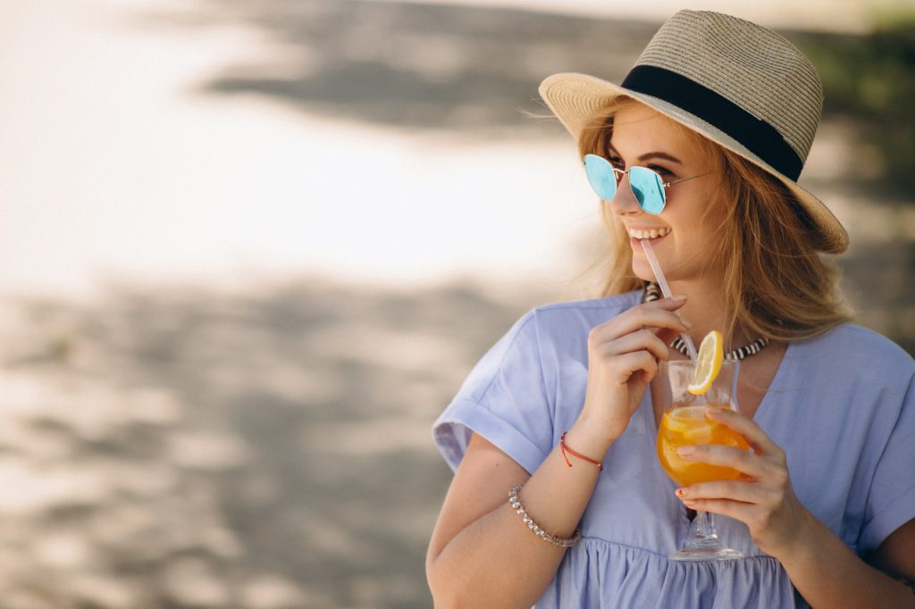 Lato kobieta w kapeluszu