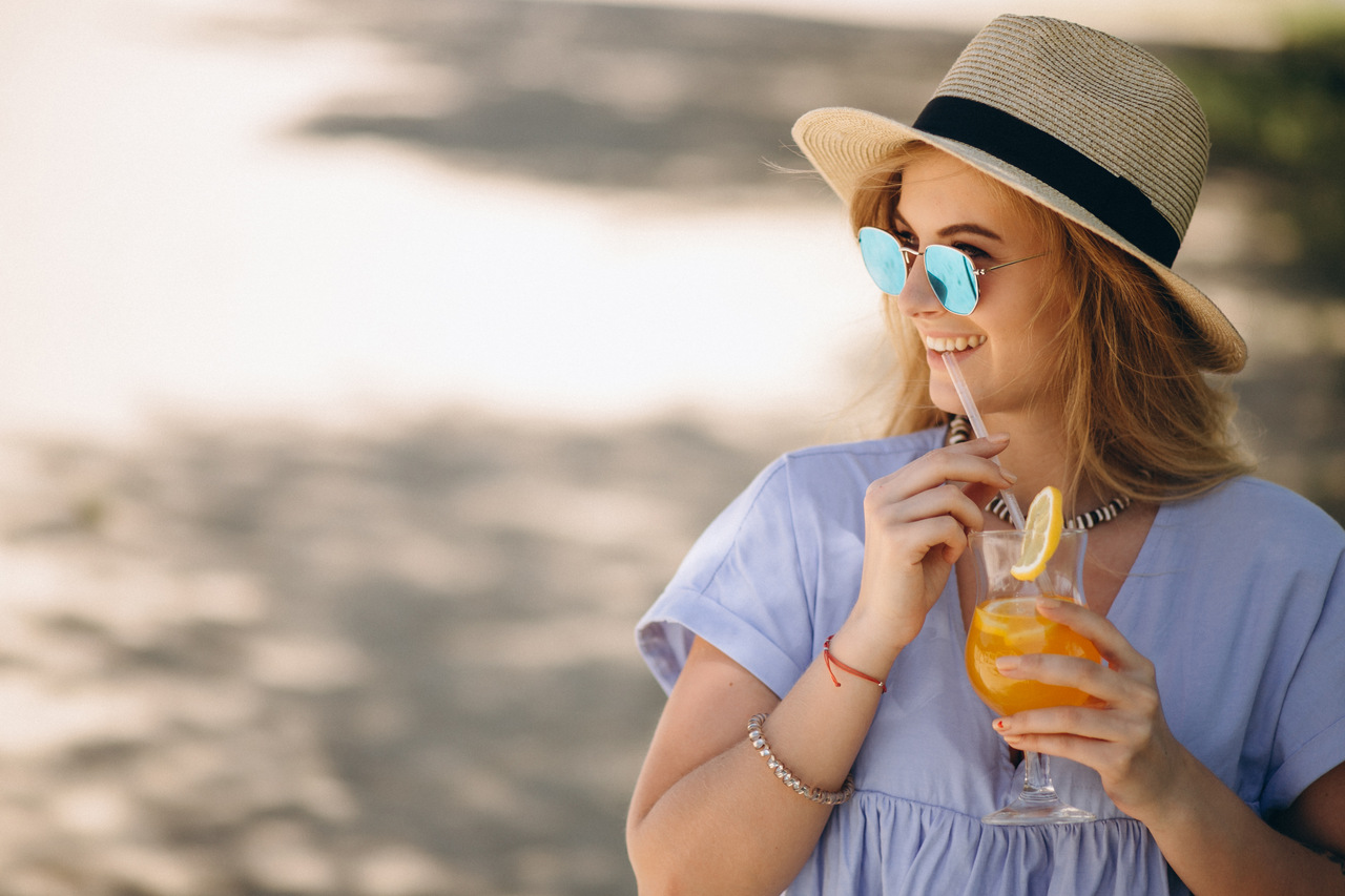 Lato kobieta w kapeluszu