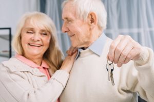 Seniorzy z kluczem z ręku